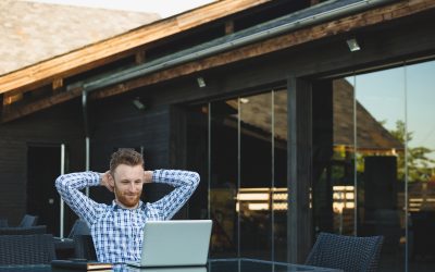 Junger Geschäftsmann arbeitet an Laptop